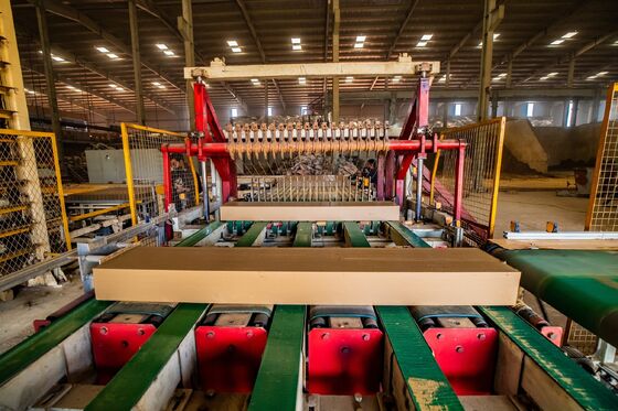 Machine de coupe synchrone à presse descendante de 100 à 1200 tonnes/jour pour la coupe de blocs creux en argile et de briques pleines