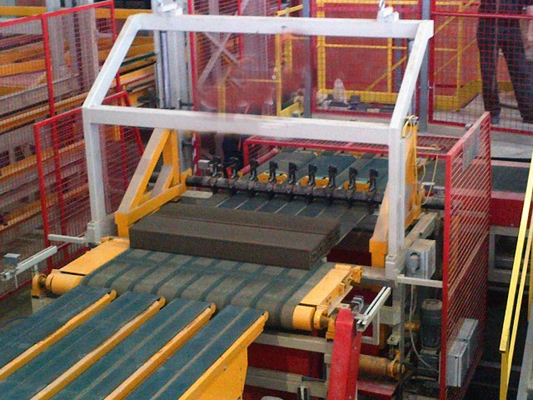 Machine hydraulique de découpe de briques d'argile avec une largeur de coupe maximale de 520 mm et un cycle de coupe de 6-8 fois/min pour économiser de la main-d'œuvre