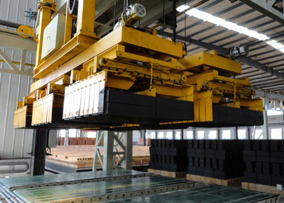 Machine d'empilement entièrement automatique de brique d'argile pour la capacité différente de blocs de cavité