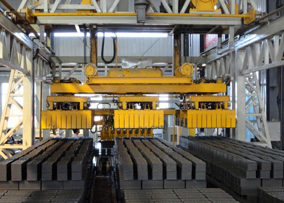 Machine d'empilement entièrement automatique de brique d'argile pour la capacité différente de blocs de cavité