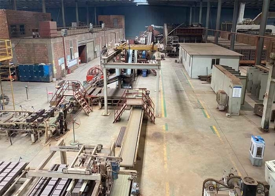 Ligne de production automatique de four pour la fabrication de blocs creux en argile