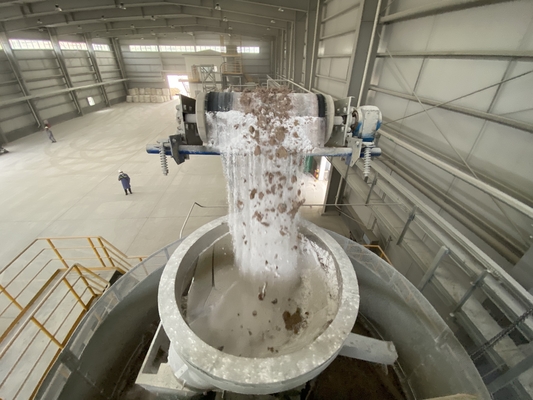 Ligne de production de bentonite entièrement automatique Équipement moulin à casseroles humides, machine de site de bentonite