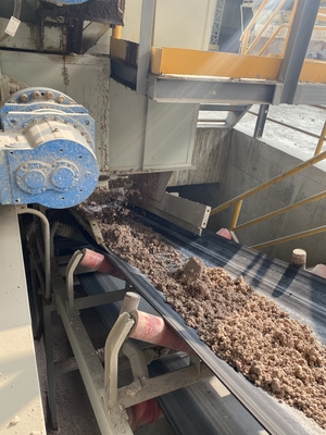 Condition de mélange des matières premières de bentonite avec un mélangeur de production professionnel