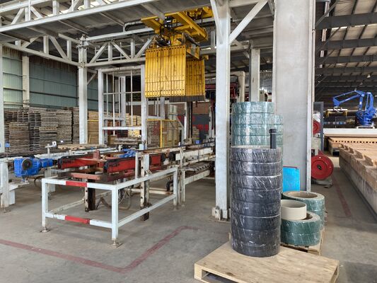 Système automatique de déchargement et d'emballage des briques cuites dans la ligne de production de briques d'argile avec séchoir de tunnel, four de tunnel